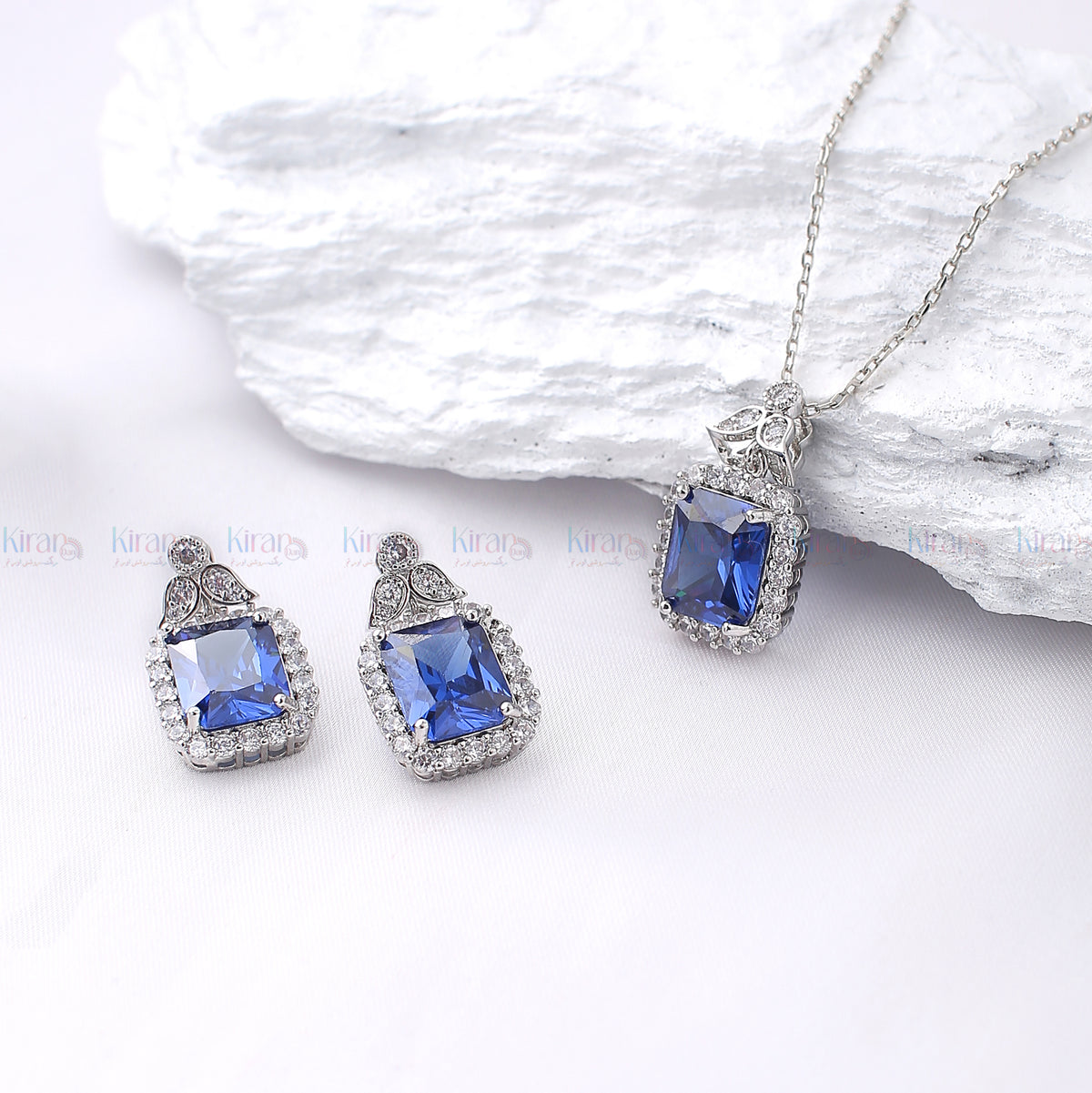Cubis Sapphire  Pendent Set