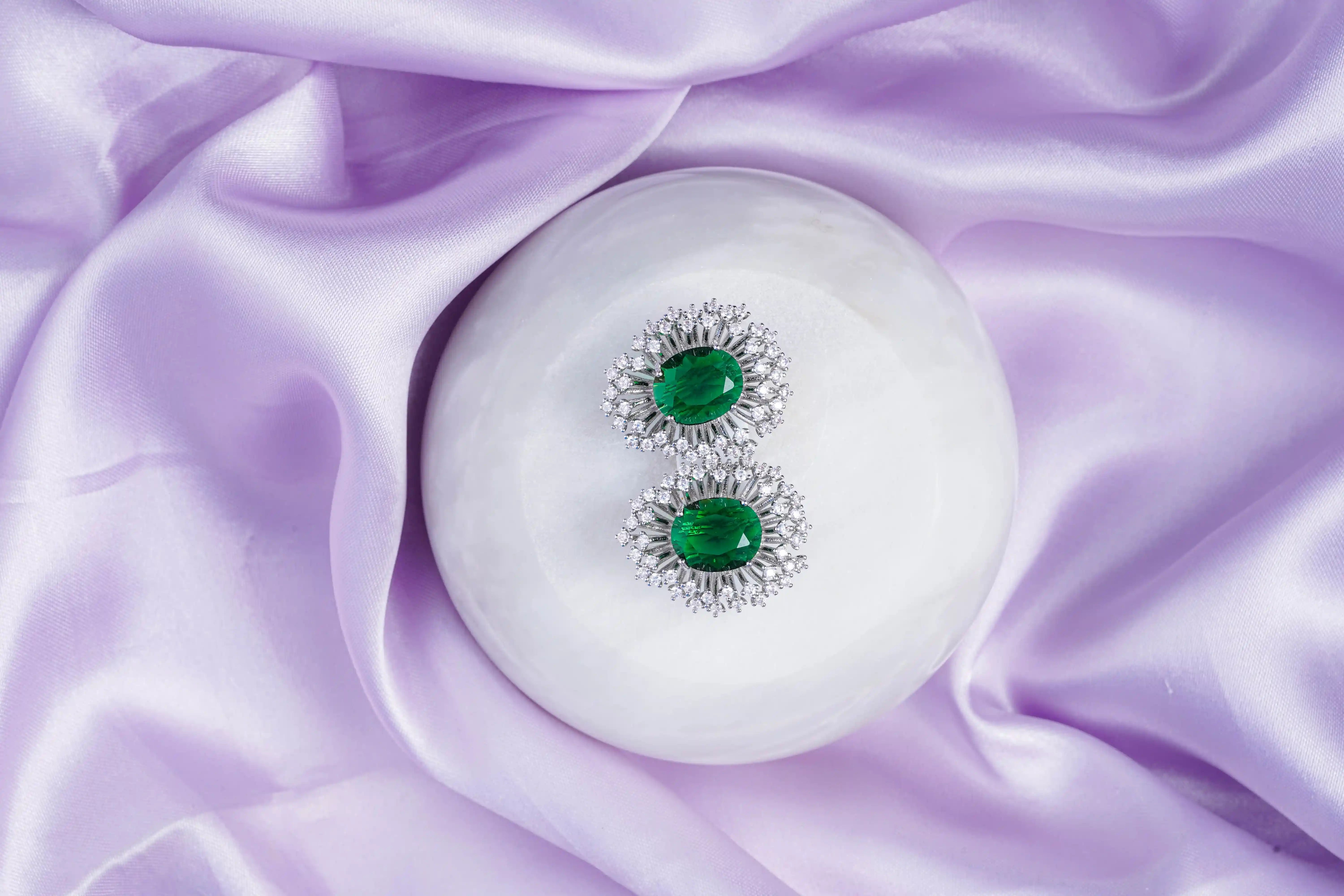 Pair of earrings with green gemstones 